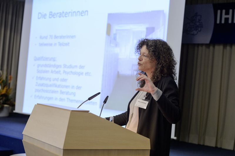 Dr. Petra Söchting steht das Hilfetelefon "Gewalt gegen Frauen" vor