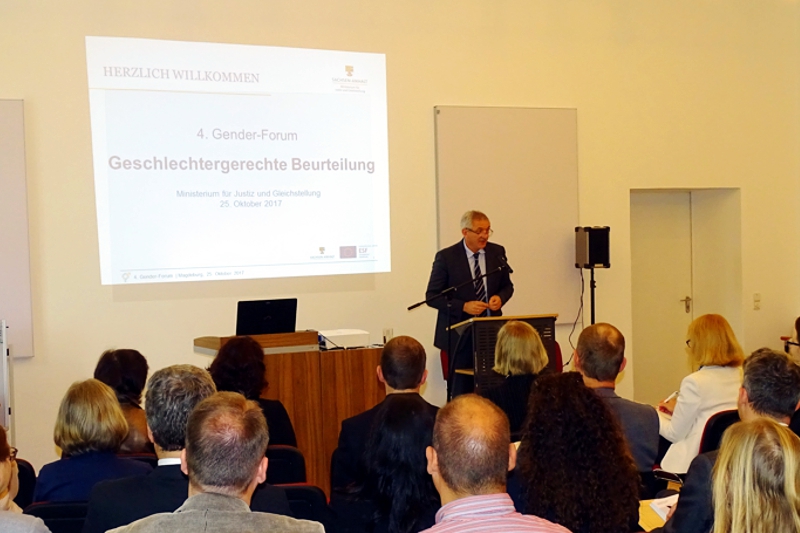 Staatssekretär Hubert Böning begrüßt die Gäste