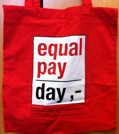Tasche mit der Aufschrift 'equal pay day'
