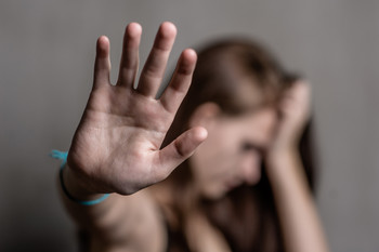 Frau mit ausgestreckter Handfläche