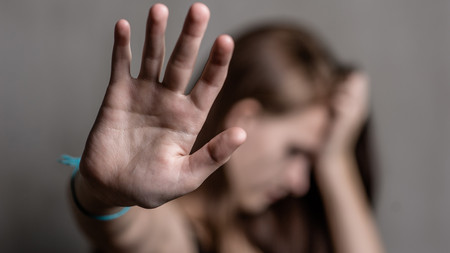 Frau mit ausgestreckter Handfläche