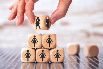 Aufgestappelte Würfel zu einer Pyramide, auf den grafisch Frauen abgebildet sind