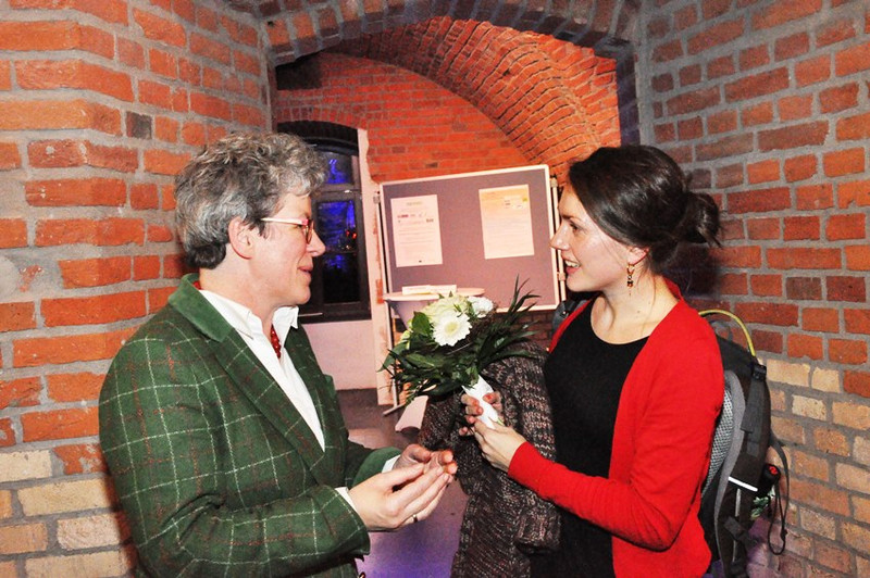 Ministerin Keding im Gespräch mit Preisträgerin Romy Klimke